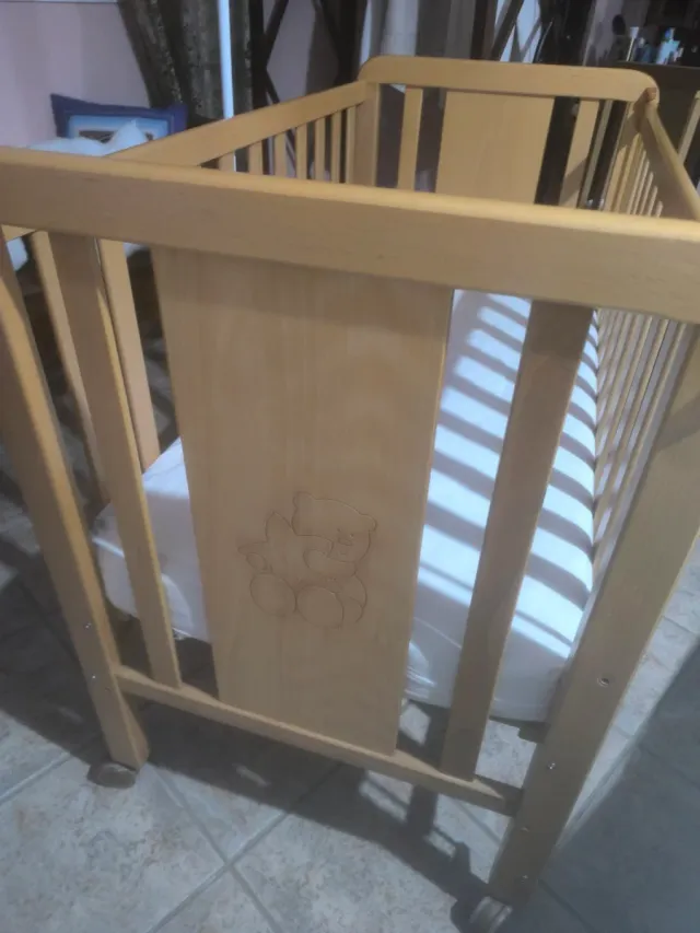 Cuna de madera para bebé