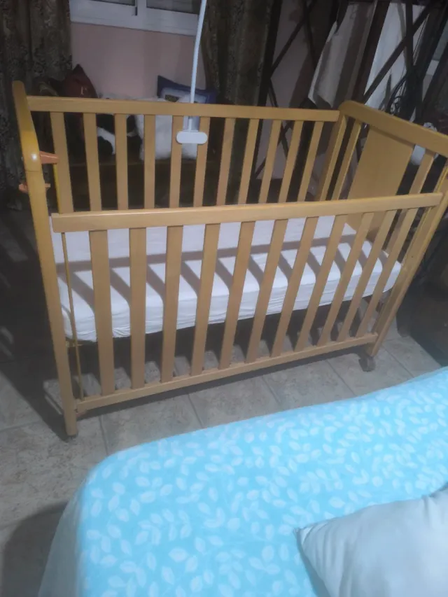 Cuna de madera para bebé