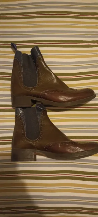 Botines de cuero marrones y azules.