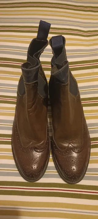 Botines de cuero marrones y azules.