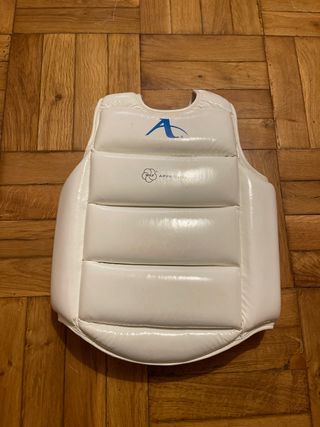 Pechera Karate WKF Approved Blanca y casco Daedo