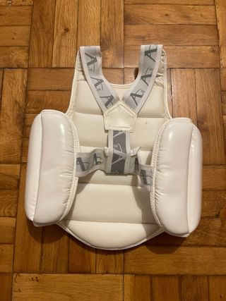 Pechera Karate WKF Approved Blanca y casco Daedo