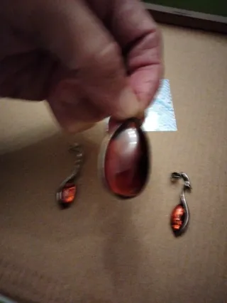 Colgante y pendientes con piedra roja