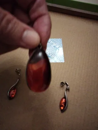 Colgante y pendientes con piedra roja