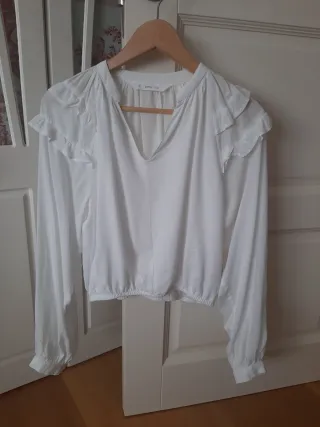 Blusa Mango blanca con volantes