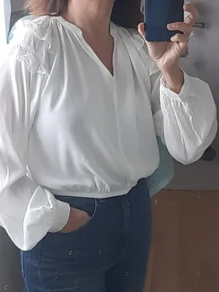 Blusa Mango blanca con volantes