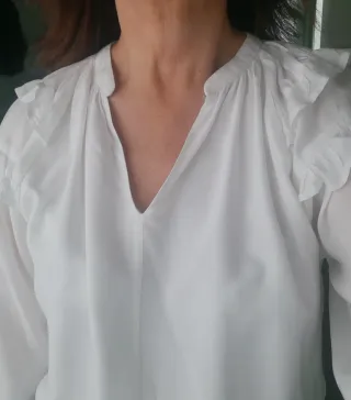 Blusa Mango blanca con volantes