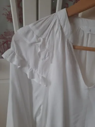 Blusa Mango blanca con volantes