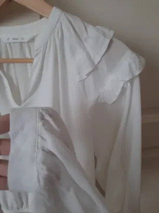 Blusa Mango blanca con volantes