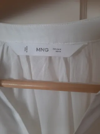 Blusa Mango blanca con volantes