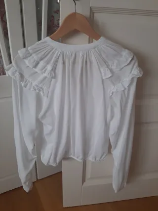 Blusa Mango blanca con volantes