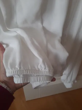 Blusa Mango blanca con volantes