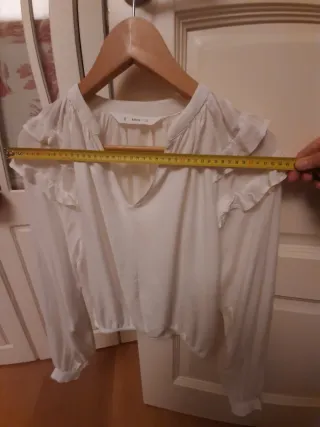 Blusa Mango blanca con volantes