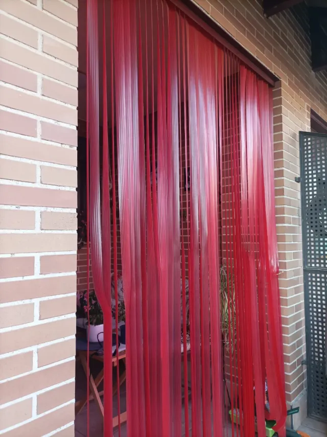 Cortinas de exterior rojas.