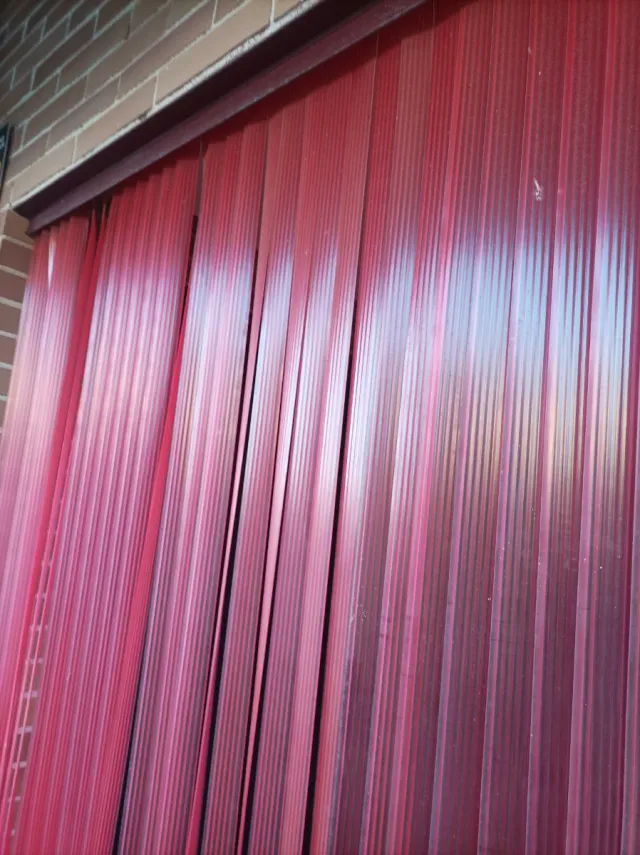 Cortinas de exterior rojas.