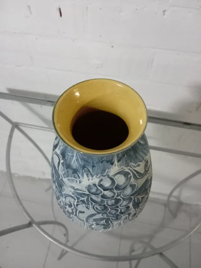 Jarrón de cerámica azul y blanco interior amarillo