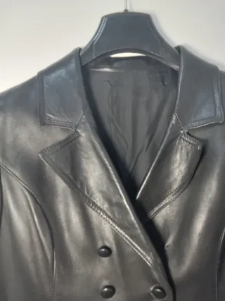 Chaqueta larga de cuero negra