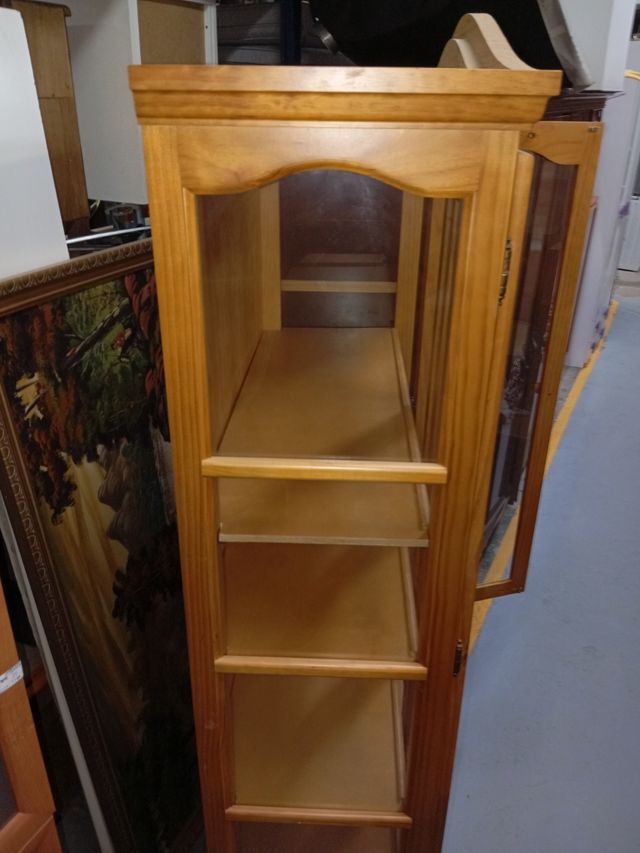 Vitrina de madera pino con puertas de cristal