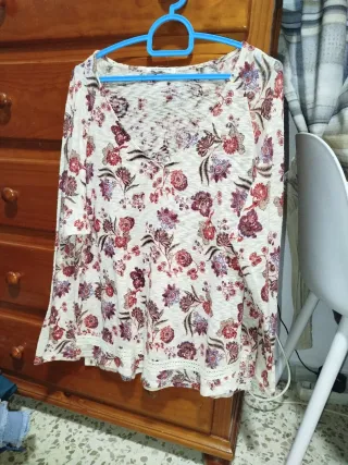 Camiseta floral manga larga suave
