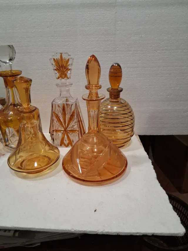 Antiche bottiglie da liquore in ambra degli anni '30