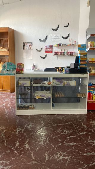 Mostrador de cristal y madera