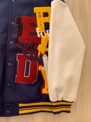 Chaqueta Varsity Bershka Talla M