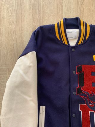 Chaqueta Varsity Bershka Talla M