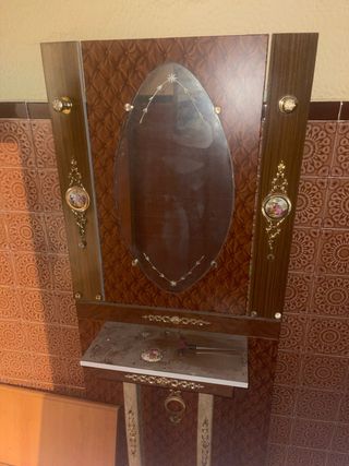 Mueble recibidor antiguo con espejo