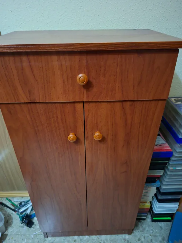 Mueble de madera marrón
