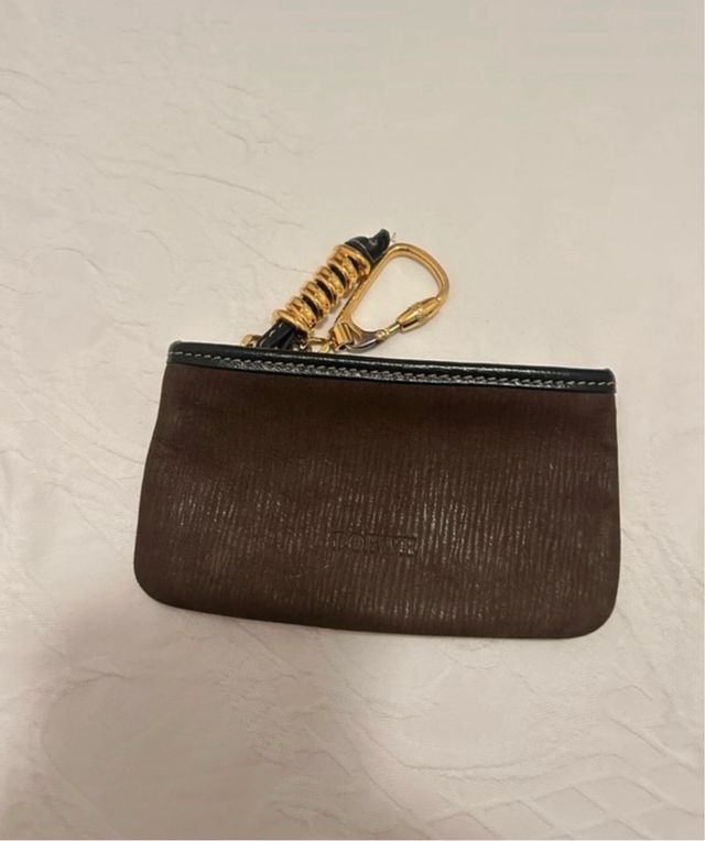 Cartera Loewe Marrón con Llavero Dorado