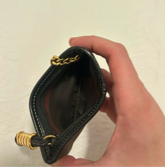 Cartera Loewe Marrón con Llavero Dorado