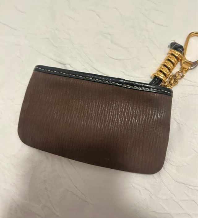 Cartera Loewe Marrón con Llavero Dorado