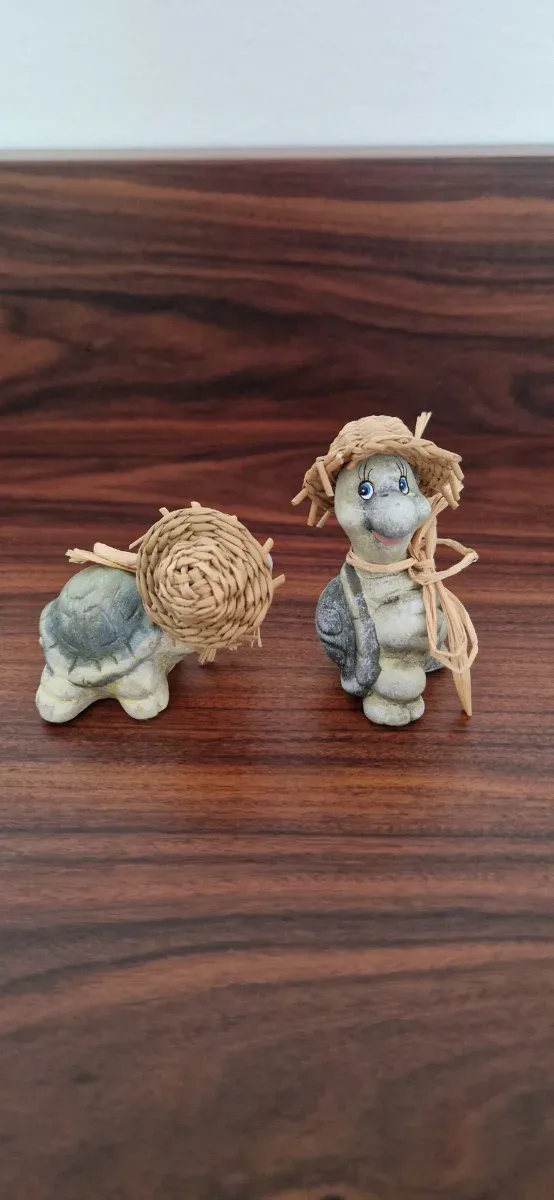 Coppia tartarughe in terracotta con cappello