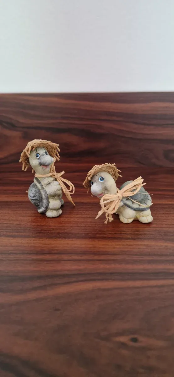 Coppia tartarughe in terracotta con cappello