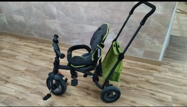 Triciclo infantil con manillar