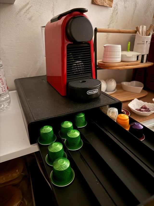 Macchina Nespresso De'Longhi rossa