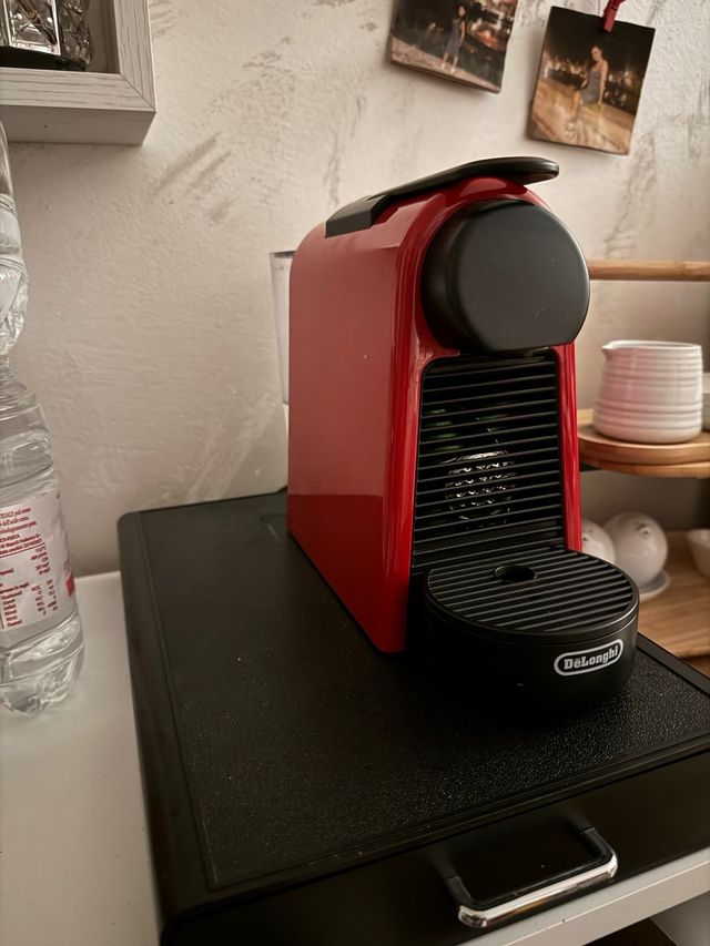 Macchina Nespresso De'Longhi rossa