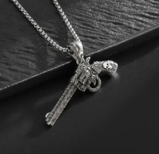 Cadena con colgante revólver gótico