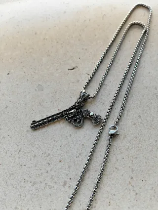 Cadena con colgante revólver gótico