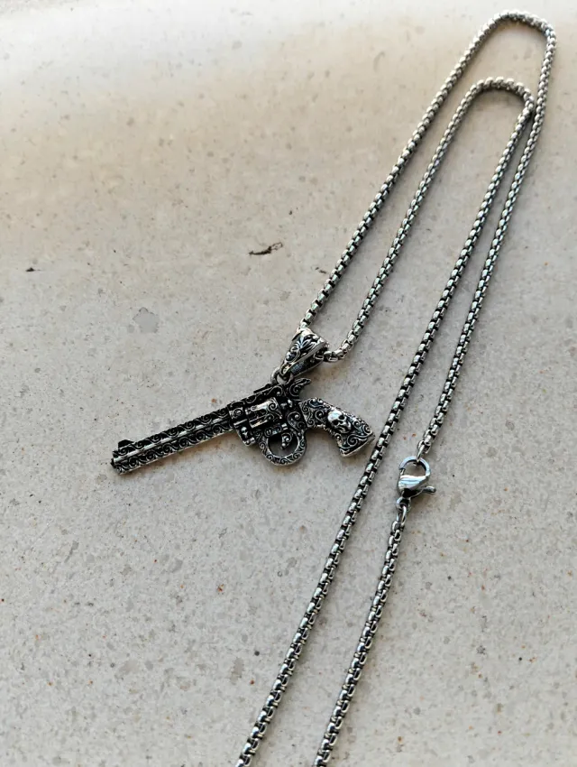 Cadena con colgante revólver gótico