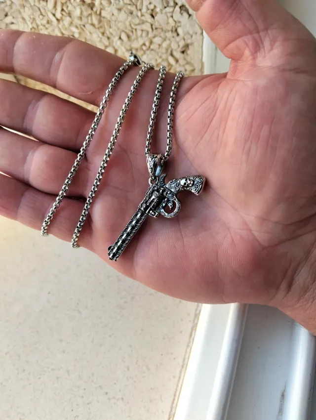 Cadena con colgante revólver gótico