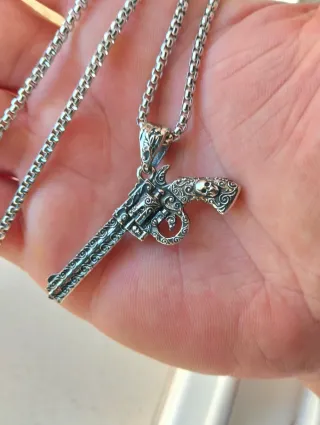 Cadena con colgante revólver gótico