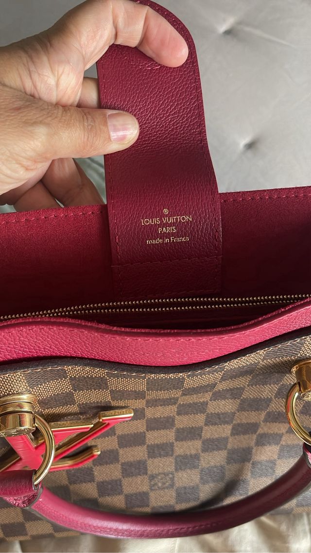 Bolso Louis Vuitton Damier Ebène con detalles rojo