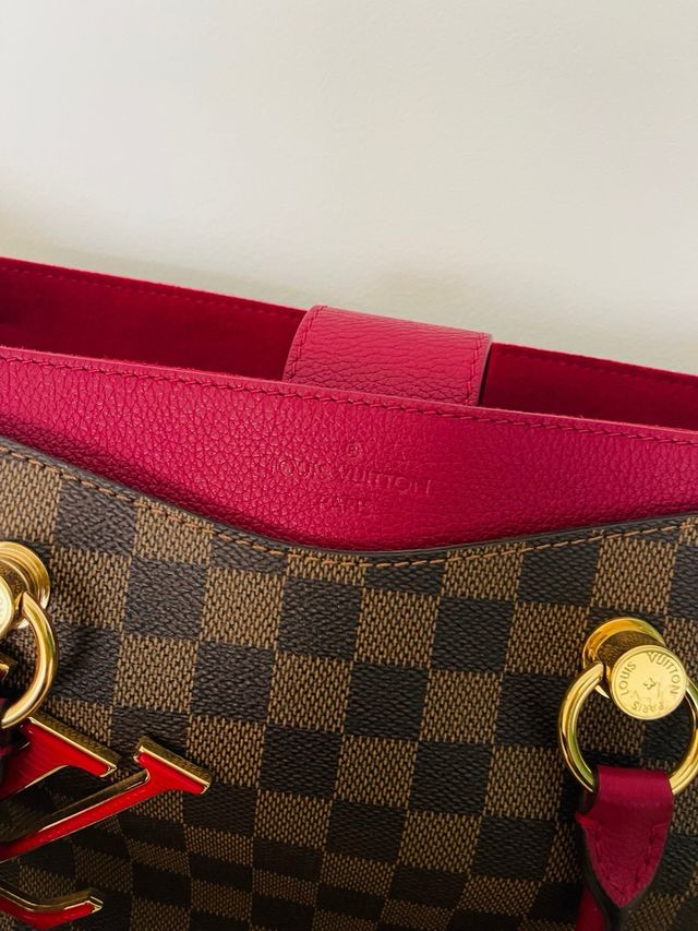 Bolso Louis Vuitton Damier Ebène con detalles rojo
