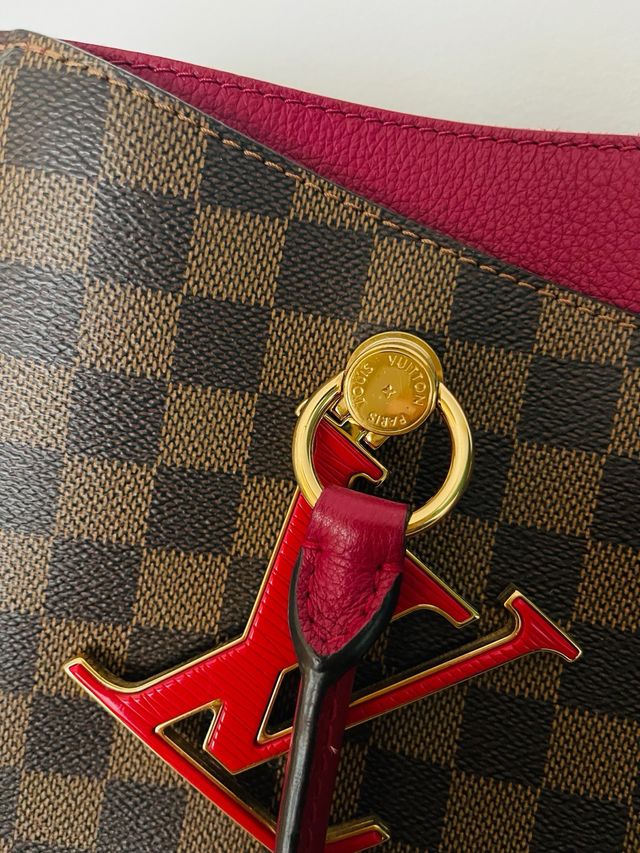Bolso Louis Vuitton Damier Ebène con detalles rojo
