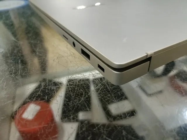 Samsung Galaxy Book3 portatile in argento e bianco, un anno di garanzia