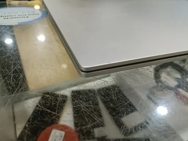 Samsung Galaxy Book3 portatile in argento e bianco, un anno di garanzia