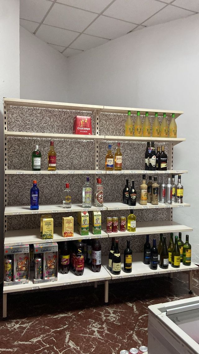 Estantería metálica y de madera