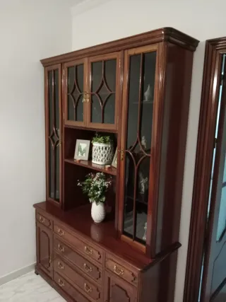 Mueble vitrina clásico madera
