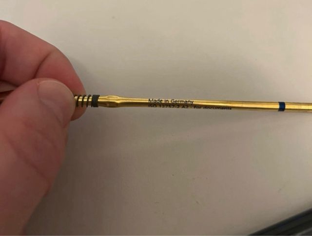 Bolígrafo CIROS negro y dorado